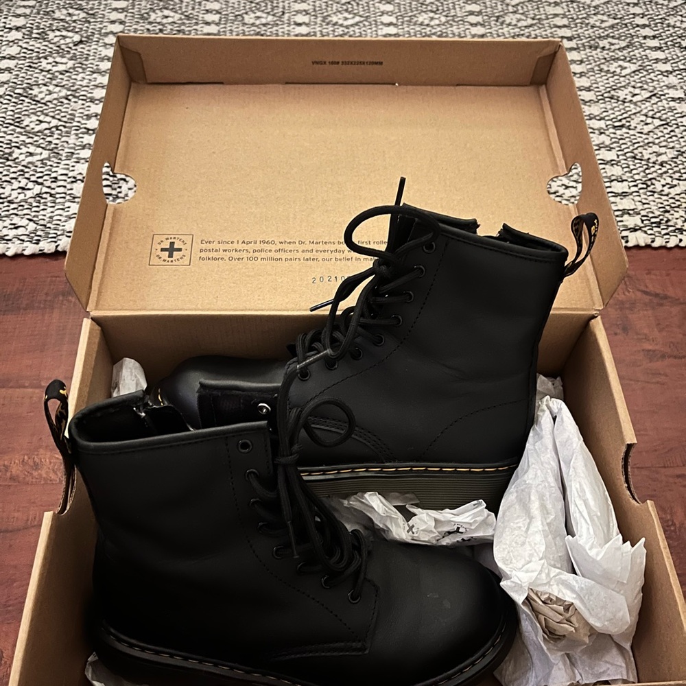 Dr martens- Size 5 women’s- black- zipper- barely used 2 times